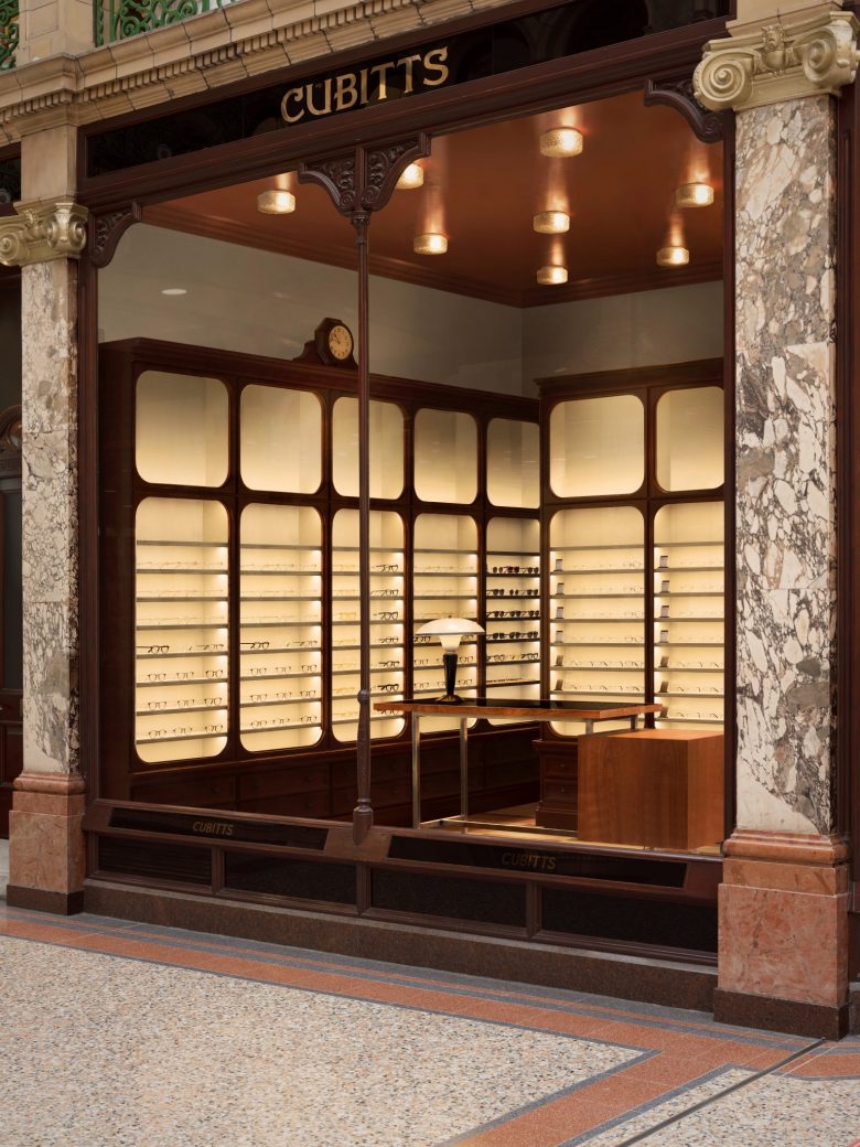 好家夥，妥妥的複古文藝眼鏡店野生在逃代言人！